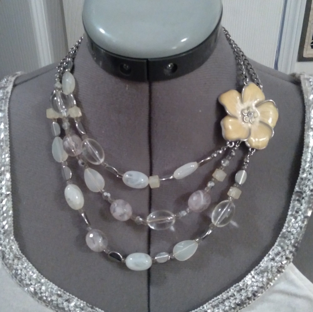 NY & Co. Silvertone Flower Necklace.. EUC!